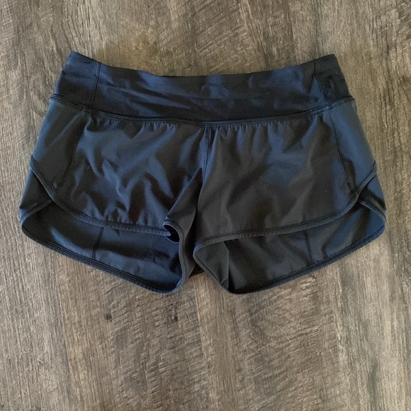 lululemon Speed Up Low-Rise Lined Short 2.5" | SIZE 4 - Picture 4 of 5